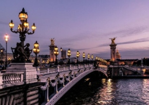 Widetrip : la start-up du mois de novembre Paris Pont Alexandre III de nuit lampadaires la Seine