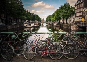 Bus Paris Amsterdam : petits prix, weekend d'enfer paysage Amsterdam Hollande Pays-Bas néerlandais canal vélo