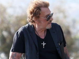 dans les pas de Johnny Hallyday photo portrait croix lunettes de soleil rockeur