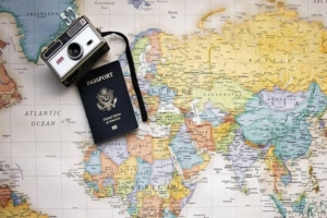 comment organiser son voyage carte du monde passeport appareil photo