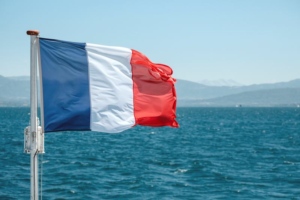destinations préférées des français été 2019 - drapeau français et mer
