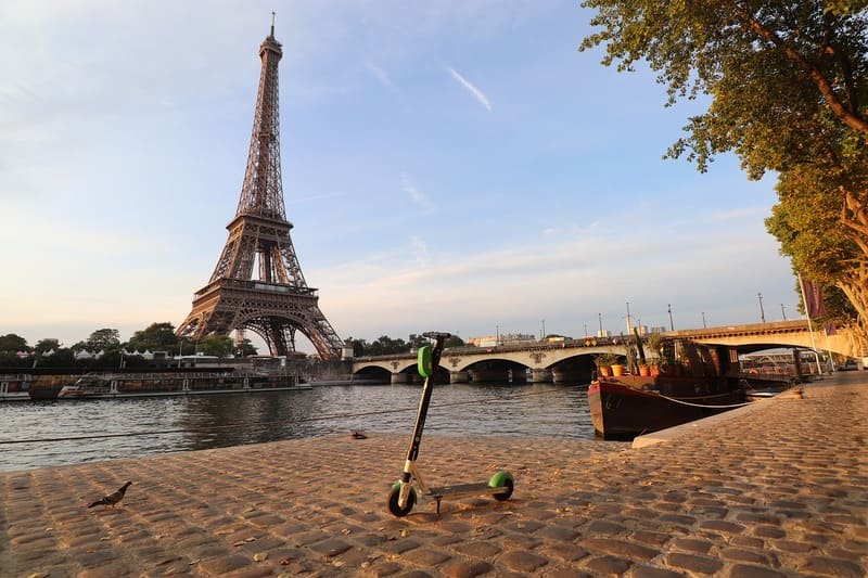 mobilité verte - trottinette électrique dans Paris et Tour Eiffel