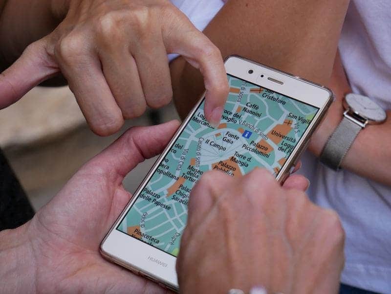 trajets voitures - vous êtes perdu ? carte et plan sur smartphone