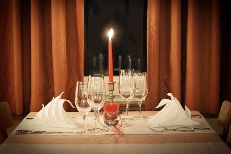 idee saint valentin - table diner aux chandelles couple