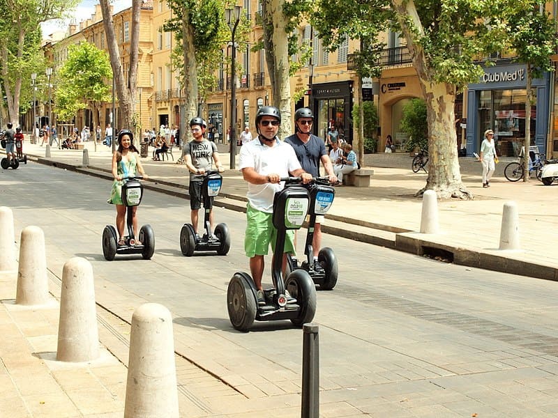 ecomobilité - solutions alternative pour la mobilité durable - famille sur des gyropodes