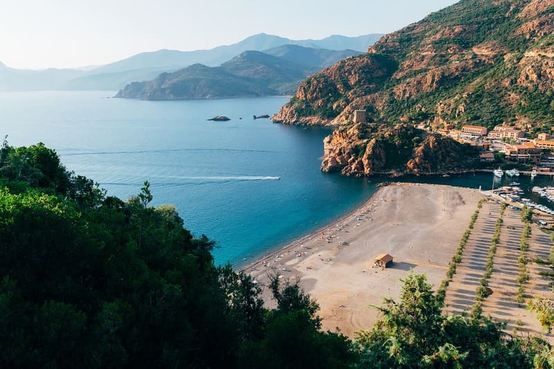 îles européennes - plage corse et montagne corse
