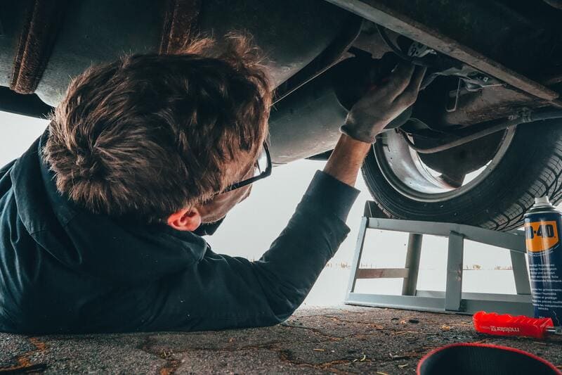 road trip europe - préparer sa voiture chez le garagiste entretien