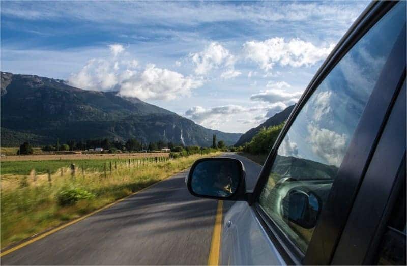 demande de permis international - voiture sur la route montagne et nuages