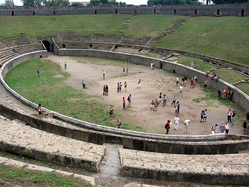 Amphithéatre-de-Pompéi-avec-des-visiteurs