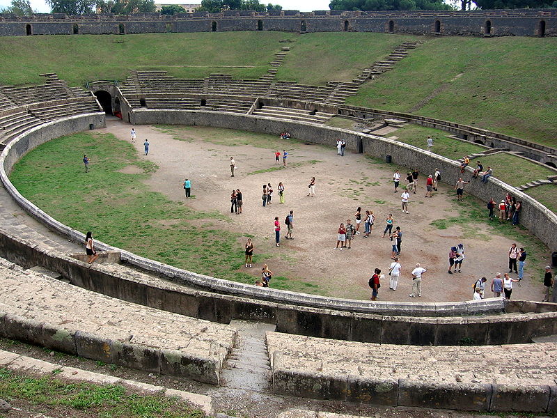 Amphithéatre-de-Pompéi-avec-des-visiteurs