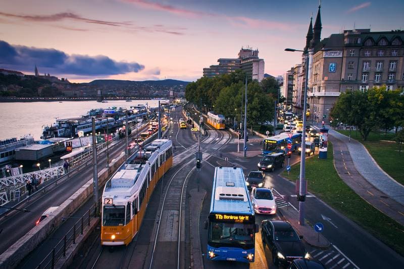 quel transport choisir ? bus et train ville