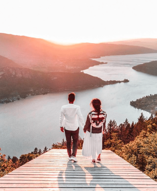 Infuenceurs voyage : le top 3 des comptes à suivre cet été 2020 @amoureuxdumonde Amoureux du Monde Lac d'Annecy coucher de soleil