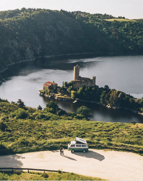 Influenceurs voyage : le top 3 des comptes à suivre cet été 2020 @bestjobers BestJobers Loire Château de Grangent voyage en van