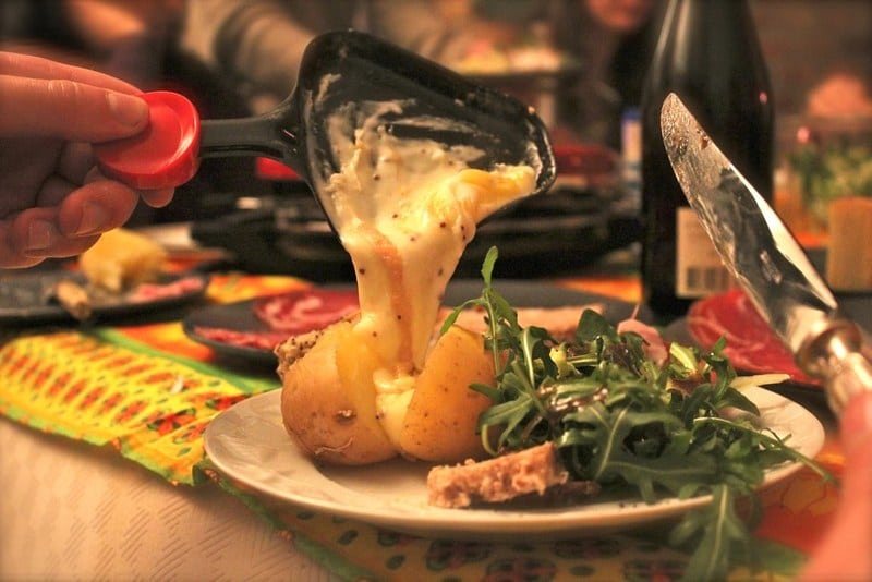 Raclette savoyarde à partager et accompagnement salade charcuterie @Alex-Toulemonde-sur-Flickr