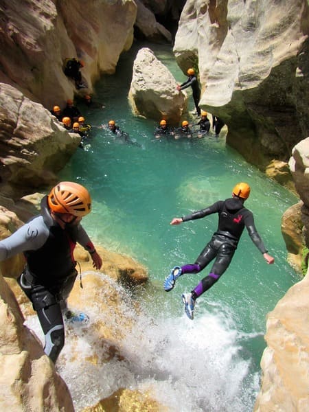 vacances ete montagne - canyoning saut dans l'eau