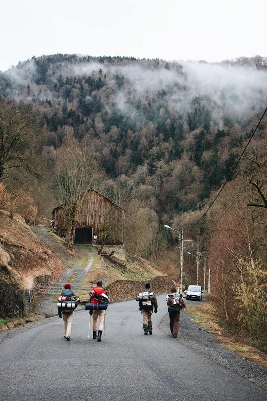 randonnée pyrénées village et route