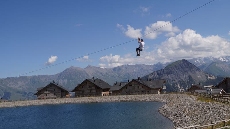 Tyrolienne de la Toussuire au dessus du lac de l'Eriscal