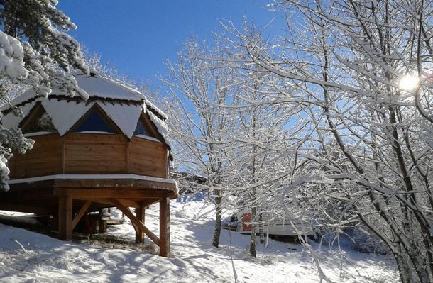 Week-end amoureux Haute Savoie dans une cabane en bois sur pilotis - Hébergement atypique