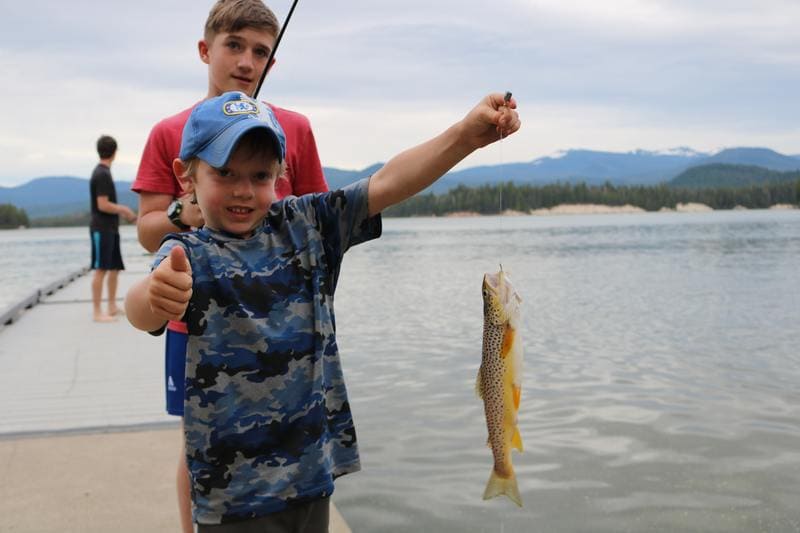 enfant pêche à la truite prise