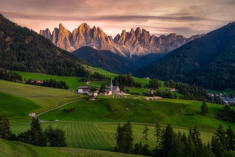 massif des dolomites en Italie - vallées forêt et prairie - Coucher de Soleil Montagne