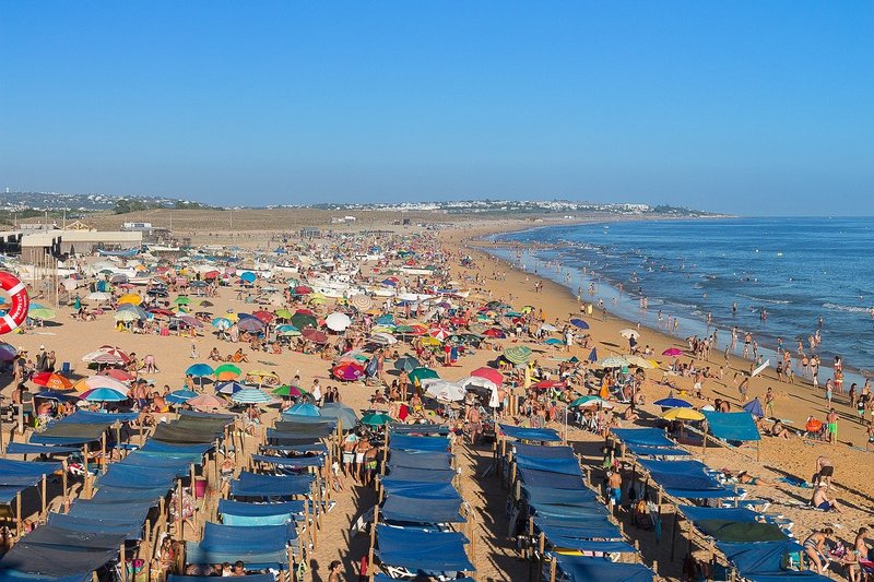 a choisi la mer ou la montagne : plage bondée france