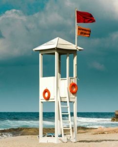 cabane de sauveteurs sur la plage - séjour colonie de vacances ados apprenti sauveteur