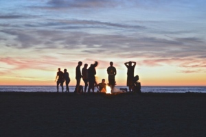 feu de camp plage - soirée sur la plage entre amis