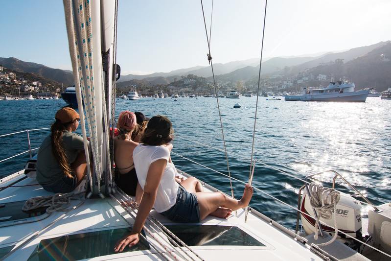 Vacances Mer et montagne : bateau sur la mer entre amis