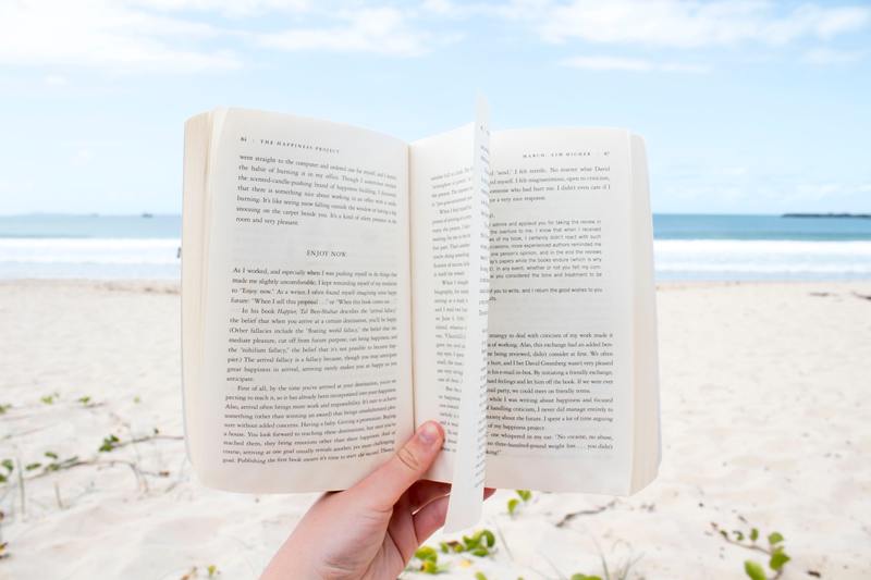 activité relaxante plage - lire un livre