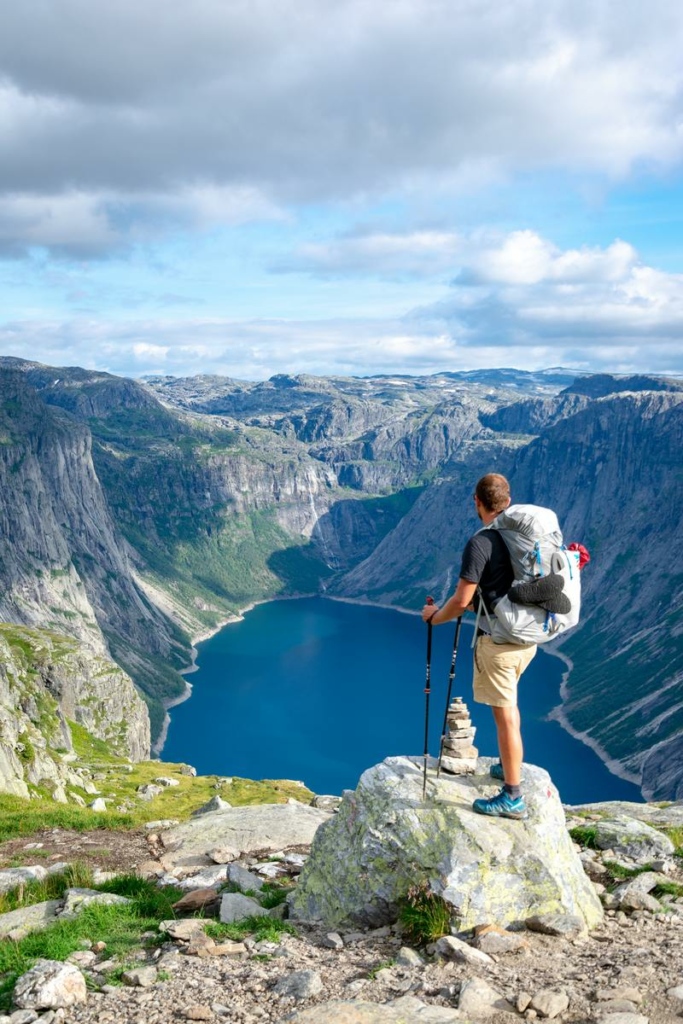 randonnée en montagne - vue panoramique lac d'altitude