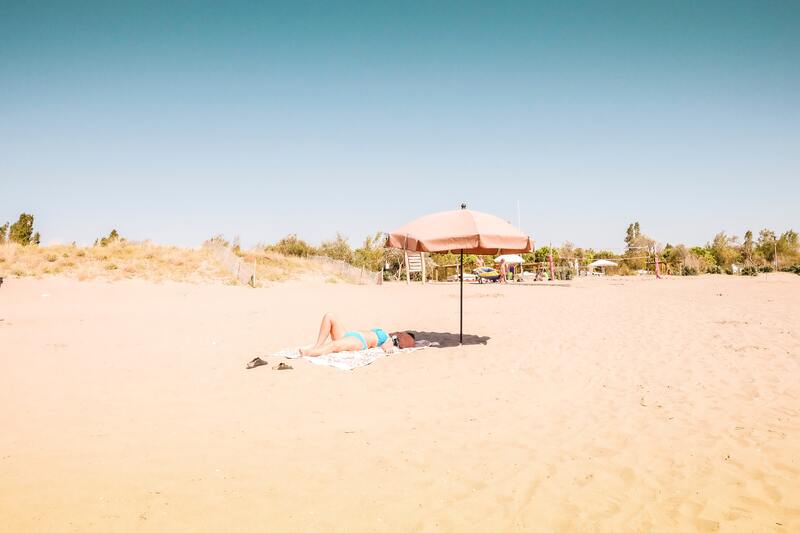 bronzer sur la plage sable et parasol