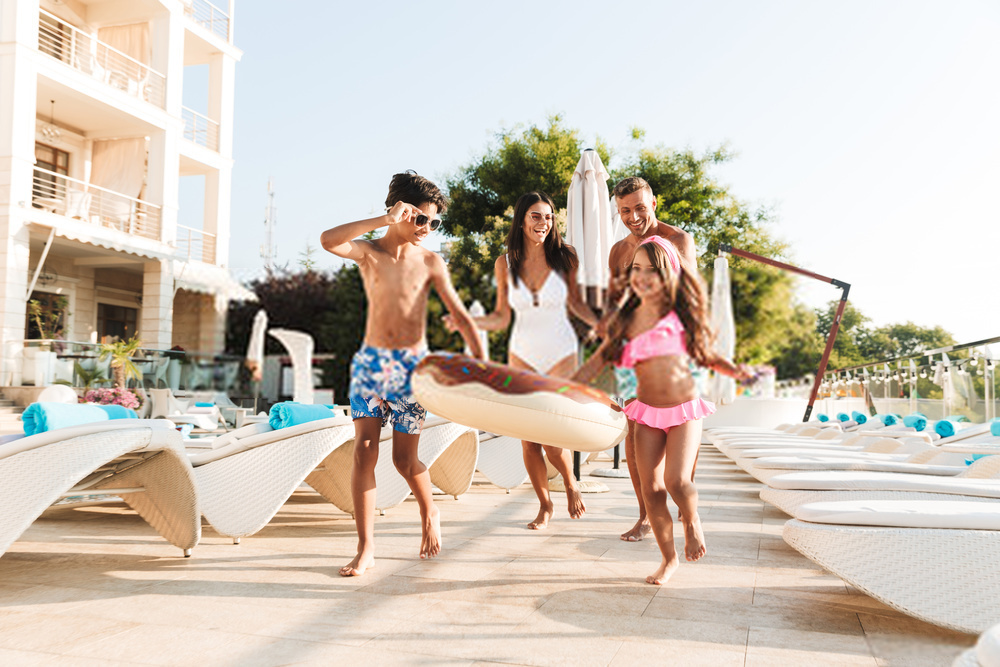 vacances en famille piscine bouée et transat