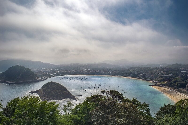 crique et côte de san sebastian en espagne