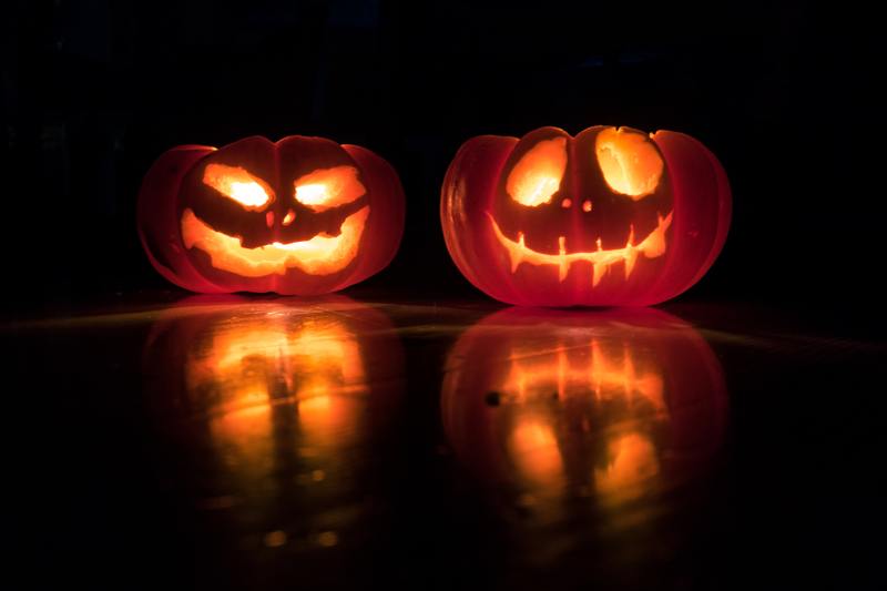 Halloween en Europe : Deux citrouilles éclairés dans l'obscurité