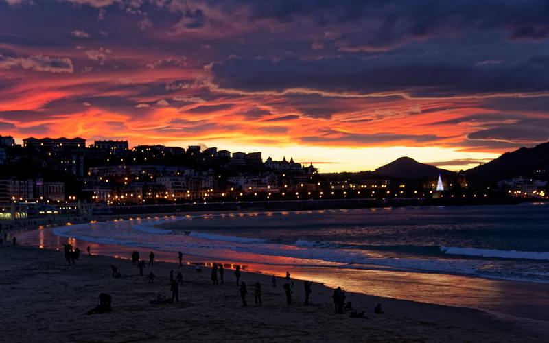 côte de san sebastian en espagne éclairage de nuit