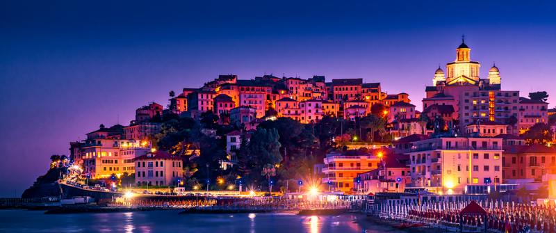 ville d'Imperia en Italie éclairée de nuit