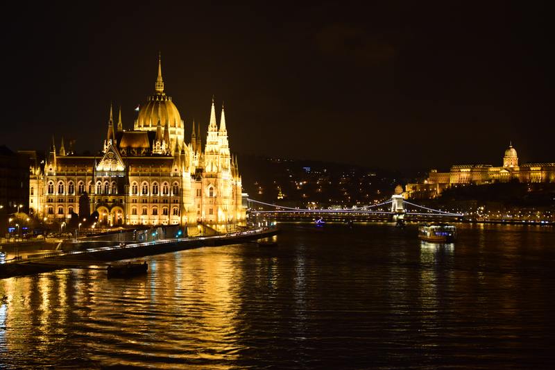 Budapest de nuit avec monument éclairé et Danube