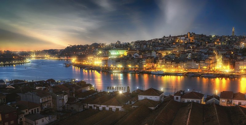 ville de porto éclairée de nuit