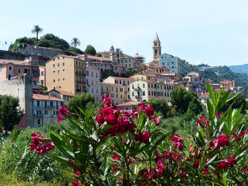 Imperia Italie ville de jour et fleurs rouges