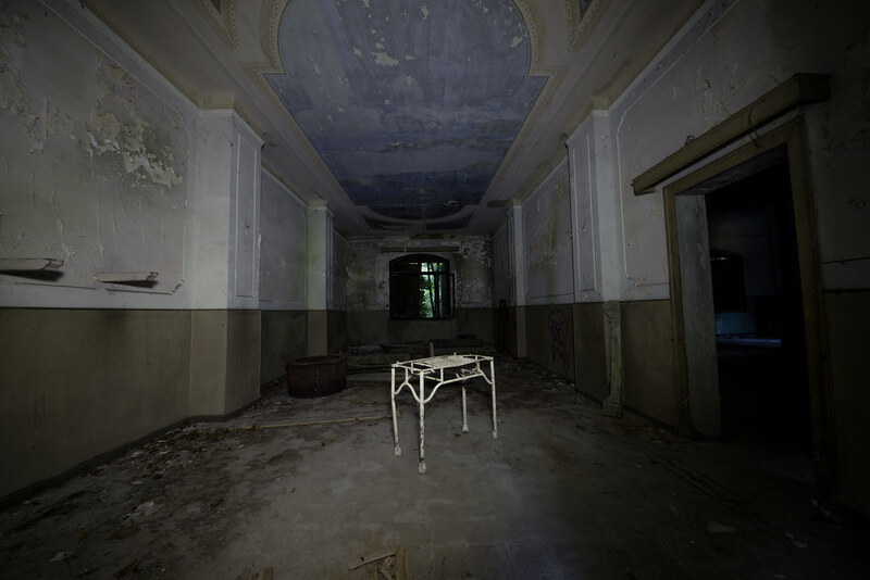 hôpital psychiatrique poveglia couloir abandonné