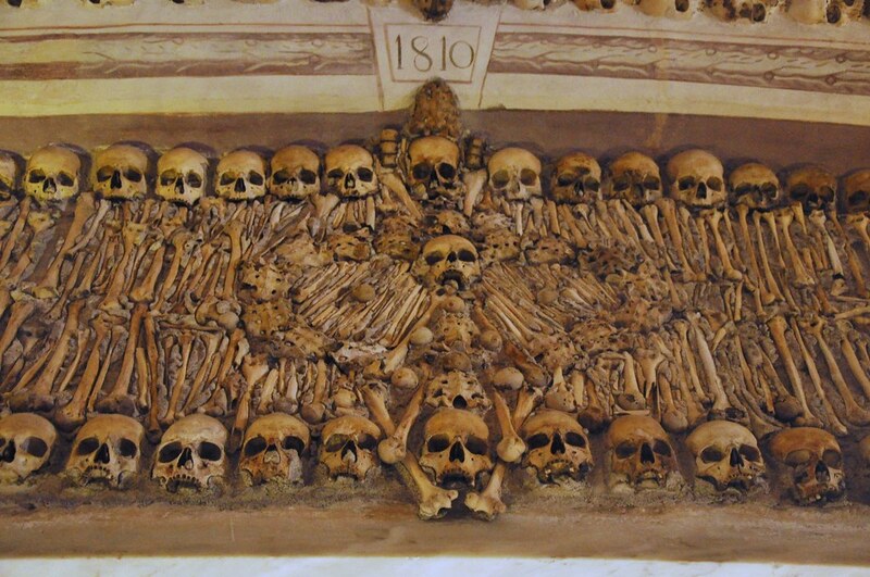 empilement de crânes et d'ossement - capela dos ossos Portugal