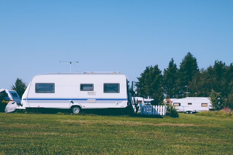 emplacement de camping car - caravane garée voyage en europe