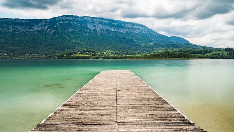 ponton du Lac d'Aiguebelette en france