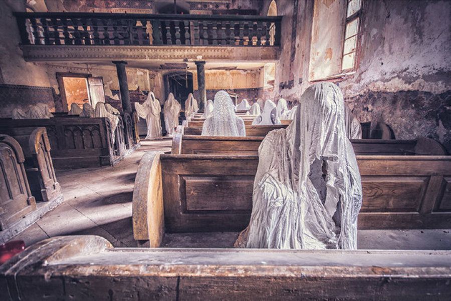 statues en plâtre et draps blanc - église Saint-Georges de Lukova en République Tchèque