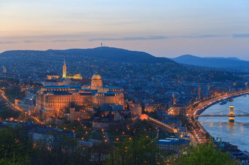 destination fête europe - château de Buda à Budapest éclairé - halloween budapest 2021