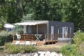 mobil-home Camping les Viviers en France au milieu des pins