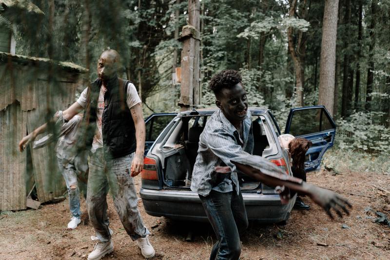 événement halloween 2021 - zombie dans une forêt et voiture