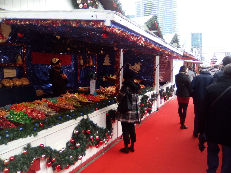 marché de noël la défense 2021 stand de marché de noël décorations