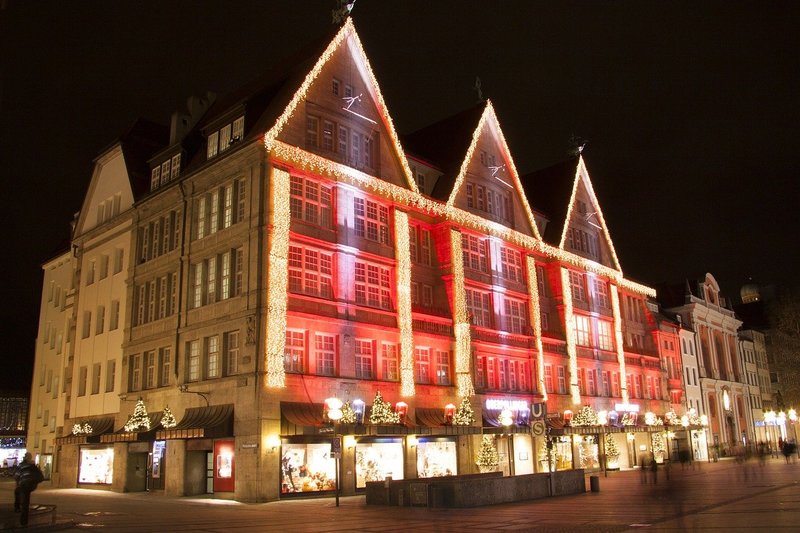 façades de magasins illuminés noël à copenhague
