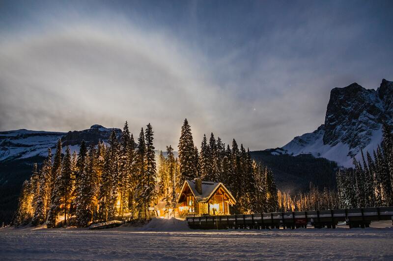 logement ski chalet dans la neige montagne hiver